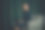 年轻优雅的商务女性坐在扶手椅上，在她的办公室里用笔记本电脑工作。自信，聪明，专业图片下载