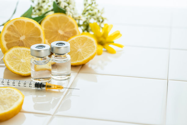 注射器和柠檬。美容医学的形象。图片下载