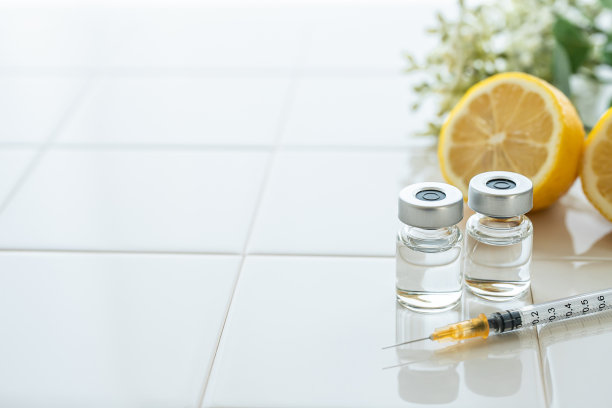 注射器和柠檬。美容医学的形象。图片下载
