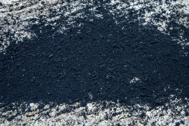 黑色轮胎碎粉图片下载