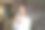 年轻的白人女性在家里喝一杯水图片下载