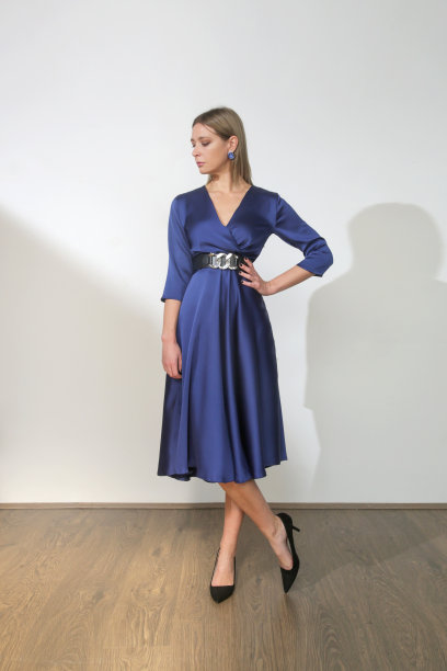 一系列的工作室照片的年轻女模特在美丽的蓝色丝绸缎中长裙。图片下载