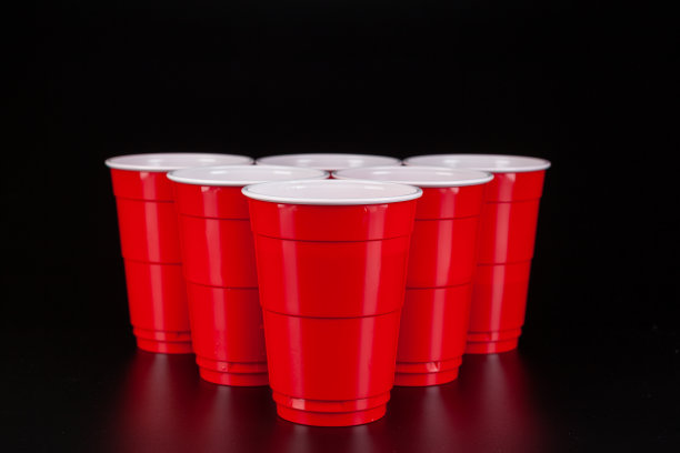 为啤酒桌球游戏而摆放的红色塑料杯图片下载