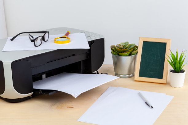 办公室打印机靠近木桌图片下载