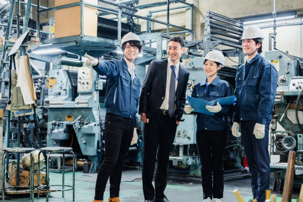 西装革履的商人视察工厂图片下载