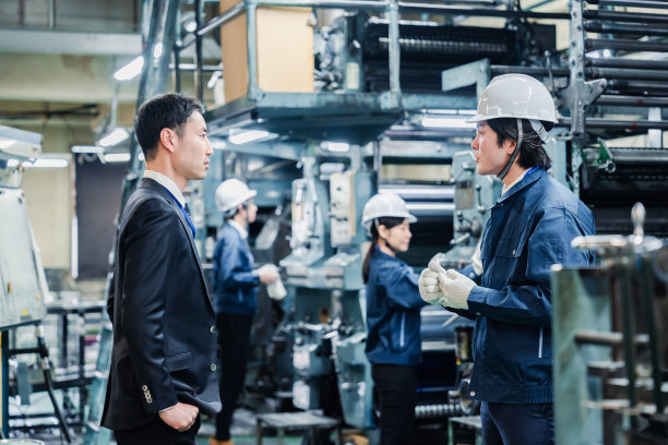 西装革履的商人视察工厂图片下载