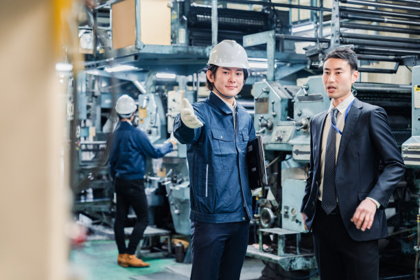 西装革履的商人视察工厂图片下载