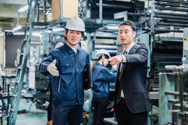 西装革履的商人视察工厂图片下载