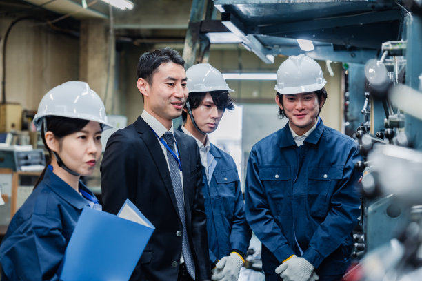 西装革履的商人视察工厂图片下载