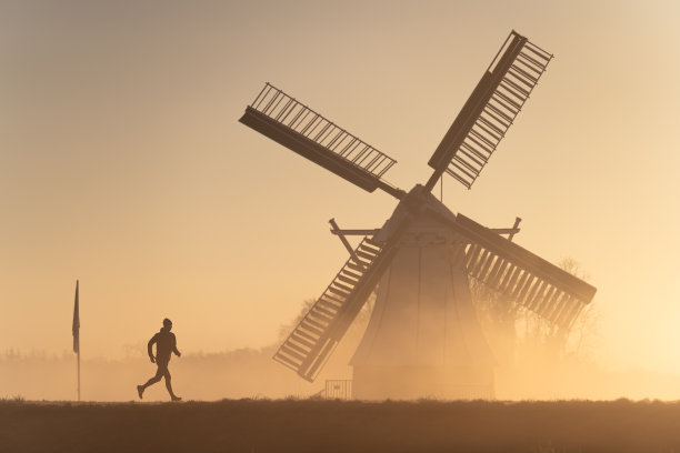 在风车旁奔跑图片下载