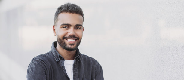 一个城市里快乐的年轻人的肖像图片下载