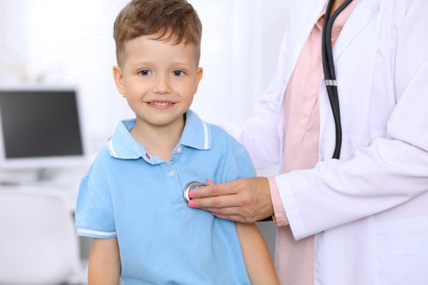 快乐的小男孩在接受医生的听诊器检查时玩得很开心。医疗保健、保险和帮助概念图片下载