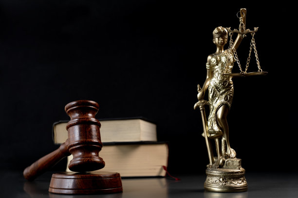 正义女神雕像与书籍图片下载