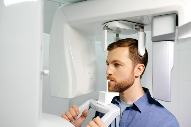 牙齿的全景图像。一位病人在现代牙科诊所拍摄牙齿的全景照片。预防牙齿疾病。准确的诊断。图片下载