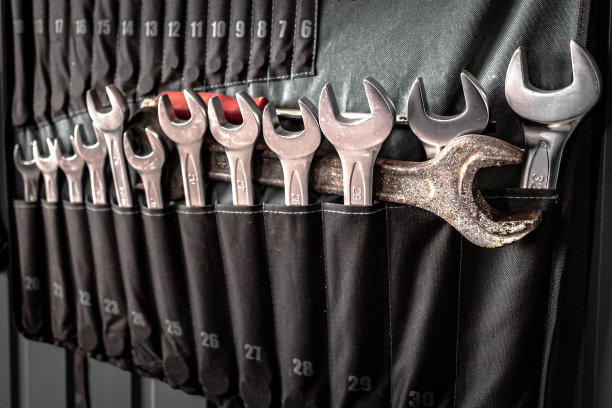 加油站车库里的一组扳手图片下载