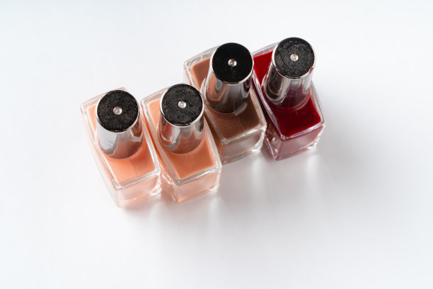 白色背景上的四个指甲油瓶子的顶视图图片下载