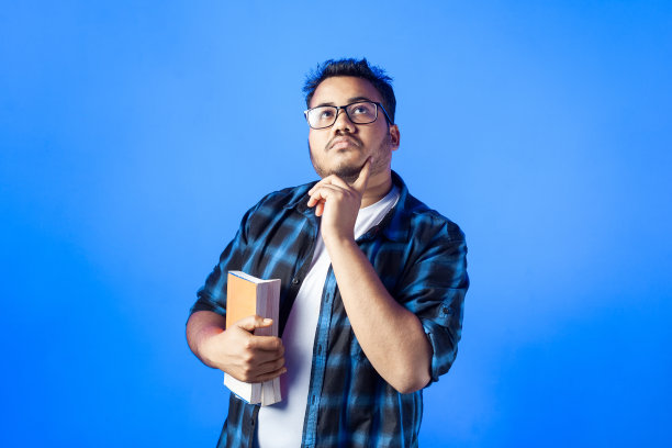 学生思维捧书图片下载