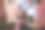 不知名的年轻女子靠在举重台上举哑铃图片下载