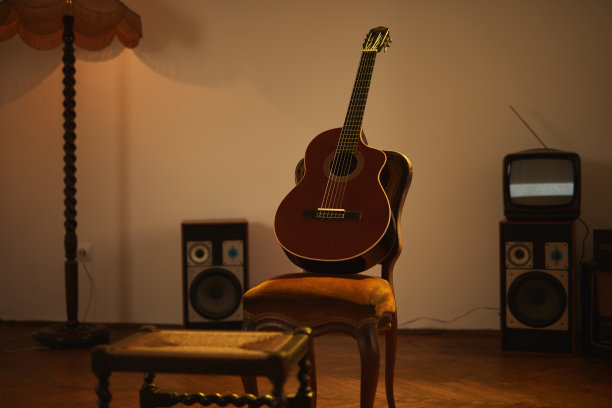 复古复古房间里的原声吉他。图片下载