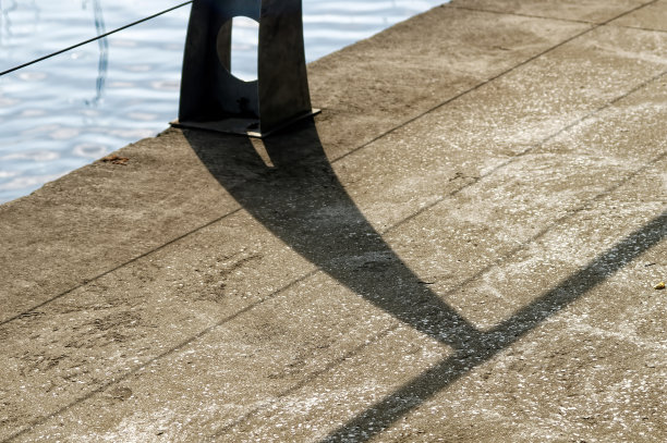 河边栏杆的影子图片下载