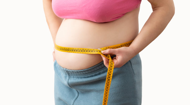 肥胖的女人在量腰图片下载