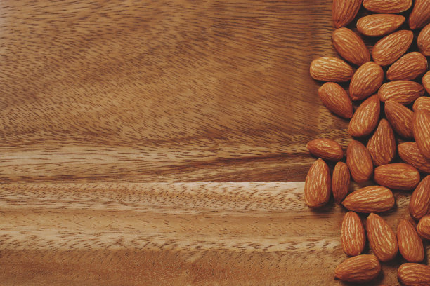 木制背景上的杏仁图片下载