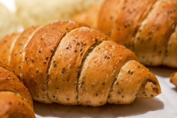 整个烤锅的法国羊角面包的特写图片下载