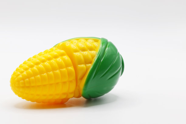 白色背景的塑料玩具玉米图片下载
