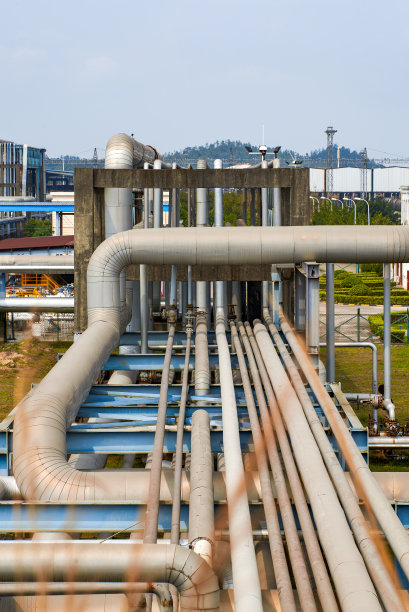 大型炼油厂厂房设备及烟囱管道图片下载