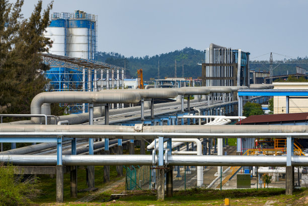 大型炼油厂厂房设备及烟囱管道图片下载