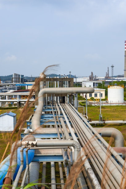 大型炼油厂厂房设备及烟囱管道图片下载