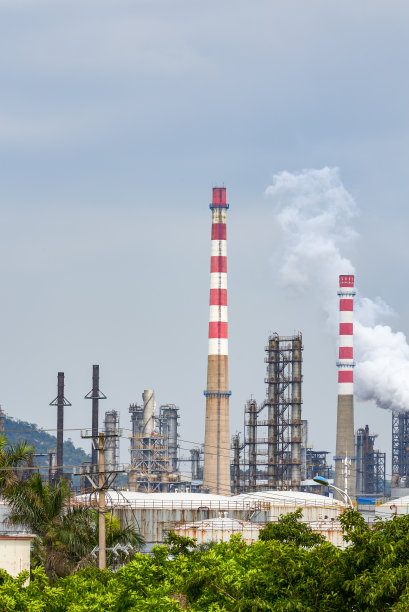 大型炼油厂厂房设备及烟囱管道图片下载