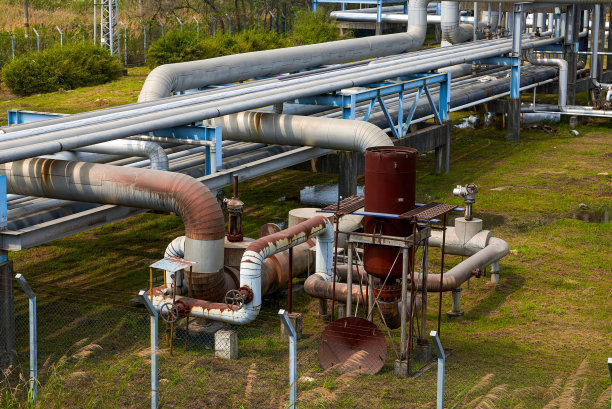 大型炼油厂厂房设备及烟囱管道图片下载