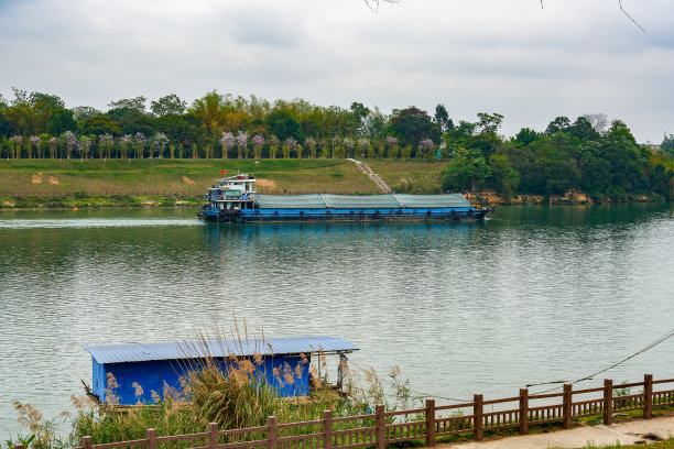 河中有一艘大型采砂船图片下载