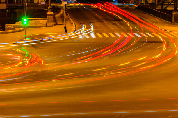 城市街道上汽车的尾灯。长时间曝光图片下载