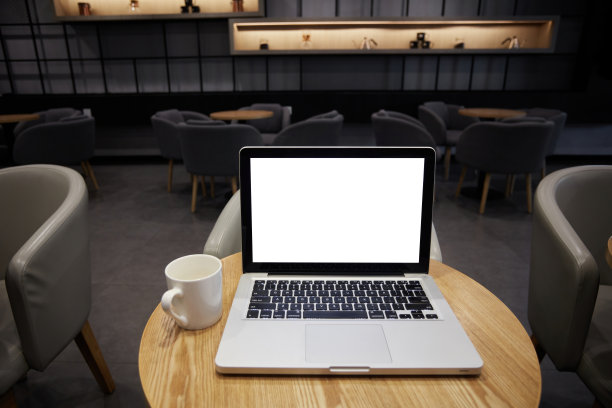 咖啡桌上的笔记本电脑屏幕是空白的图片下载