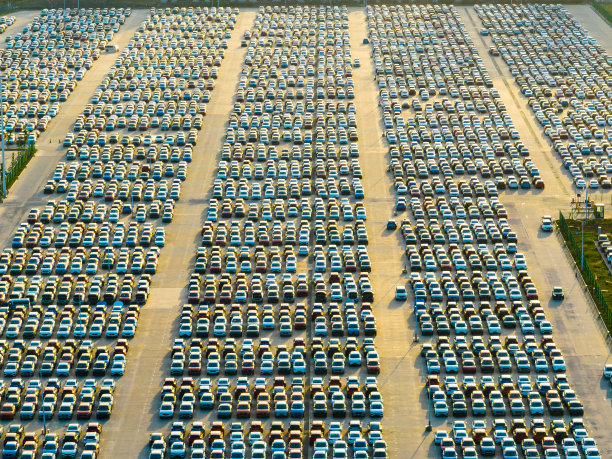 鸟瞰图新停车场等待后勤图片下载