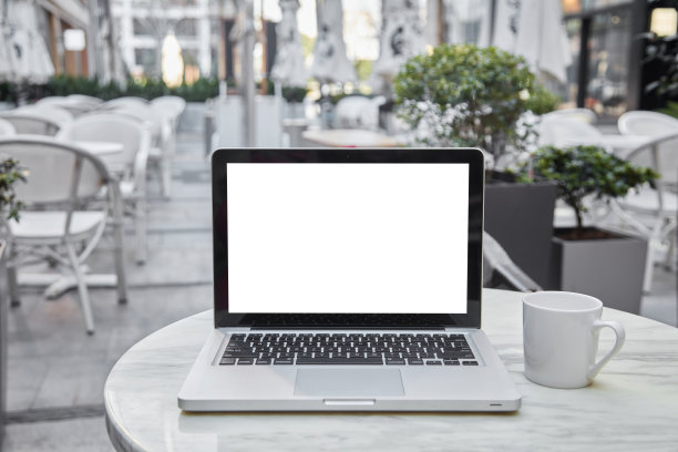 咖啡桌上的笔记本电脑屏幕是空白的图片下载