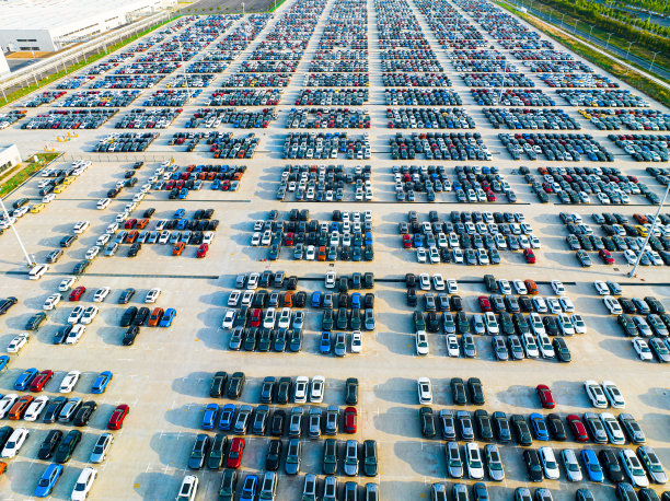 鸟瞰图新停车场等待后勤图片下载