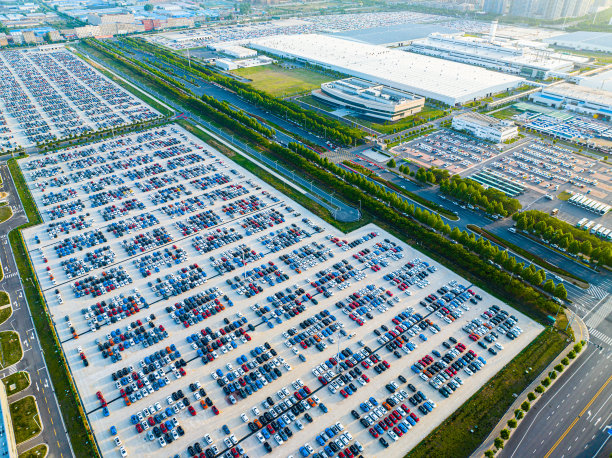 停放在汽车厂停车场的新车鸟瞰图图片下载