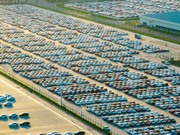 鸟瞰图新停车场等待后勤图片下载