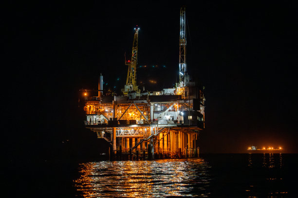 当太阳落在加利福尼亚州亨廷顿海滩上时，一幅令人惊叹的照片捕捉到了一个海上石油钻井平台。图片下载