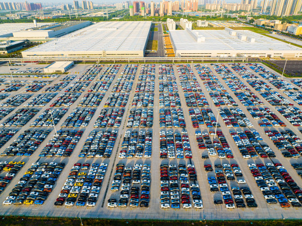 停放在汽车厂停车场的新车鸟瞰图图片下载