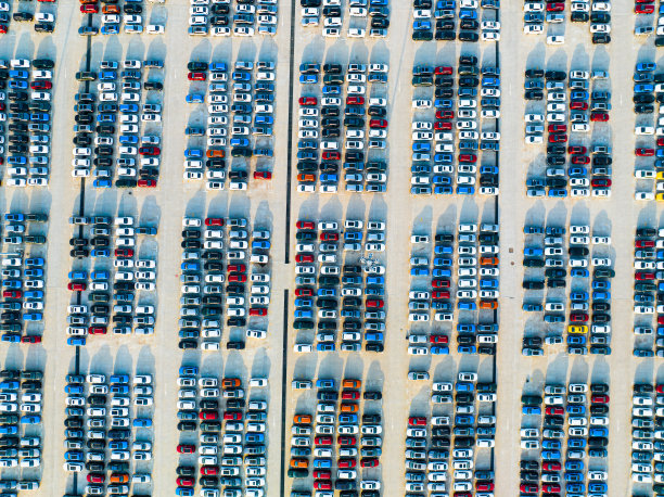 鸟瞰图新停车场等待后勤图片下载