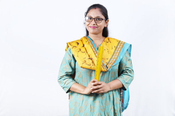 穿着印度服装的老师。快乐的印度老师肖像，手里拿着测量秤，戴着眼镜。各种各样的表情。图片下载