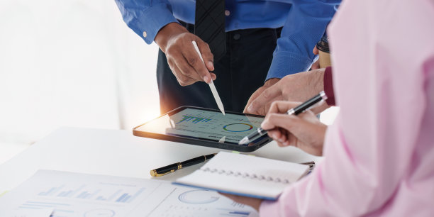 关于数据分析、财务报告和新创业项目的创意讨论，讨论图表、商业财务和会计概念图片下载