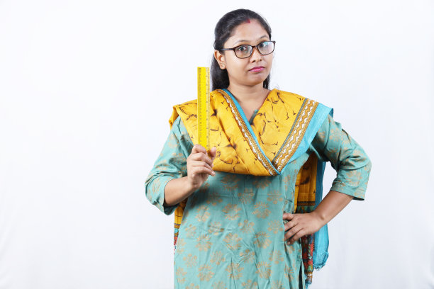 穿着印度服装的老师。快乐的印度老师肖像，手里拿着测量秤，戴着眼镜。各种各样的表情。图片下载