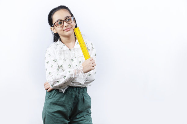 年轻女孩在教书。快乐的印度少女肖像，手里拿着体重计，戴着眼镜。图片下载