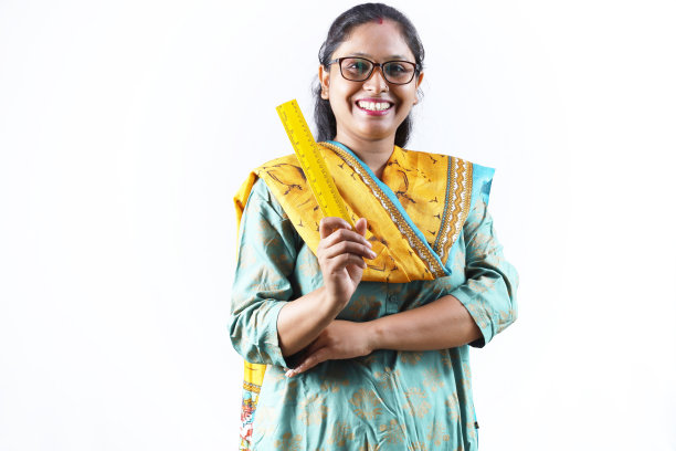 穿着印度服装的老师。快乐的印度老师肖像，手里拿着测量秤，戴着眼镜。各种各样的表情。图片下载