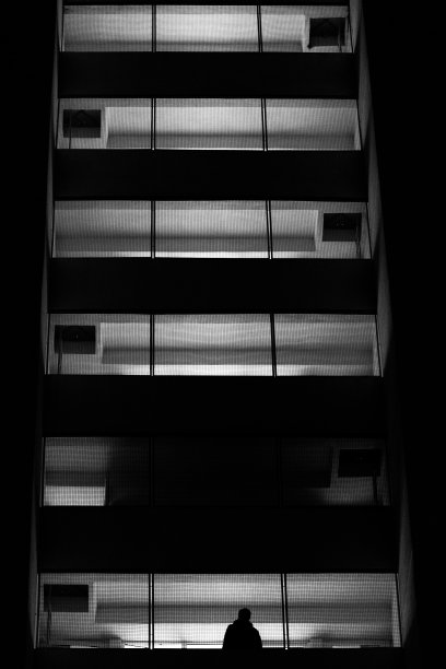 摩天大楼窗户上的灯光图片下载